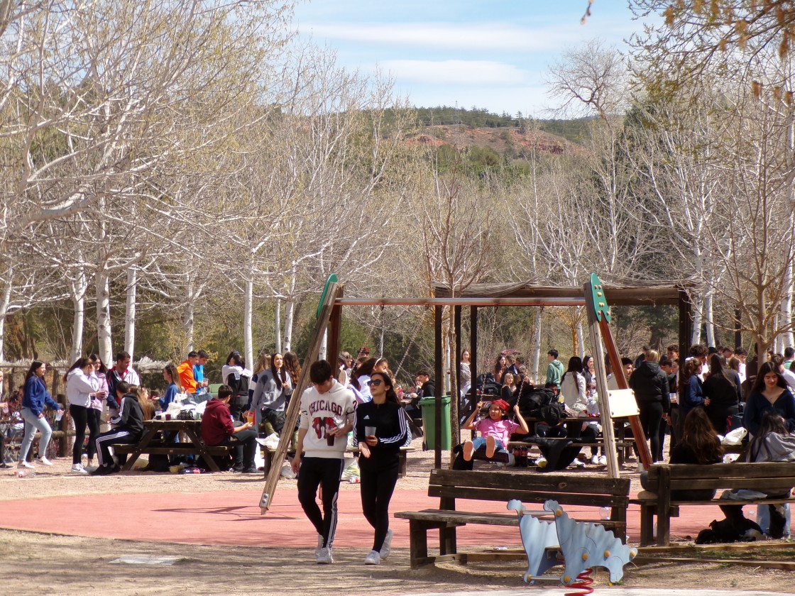 Jóvenes y mayores mantienen la tradición y disfrutan de una jornada de reencuentros
