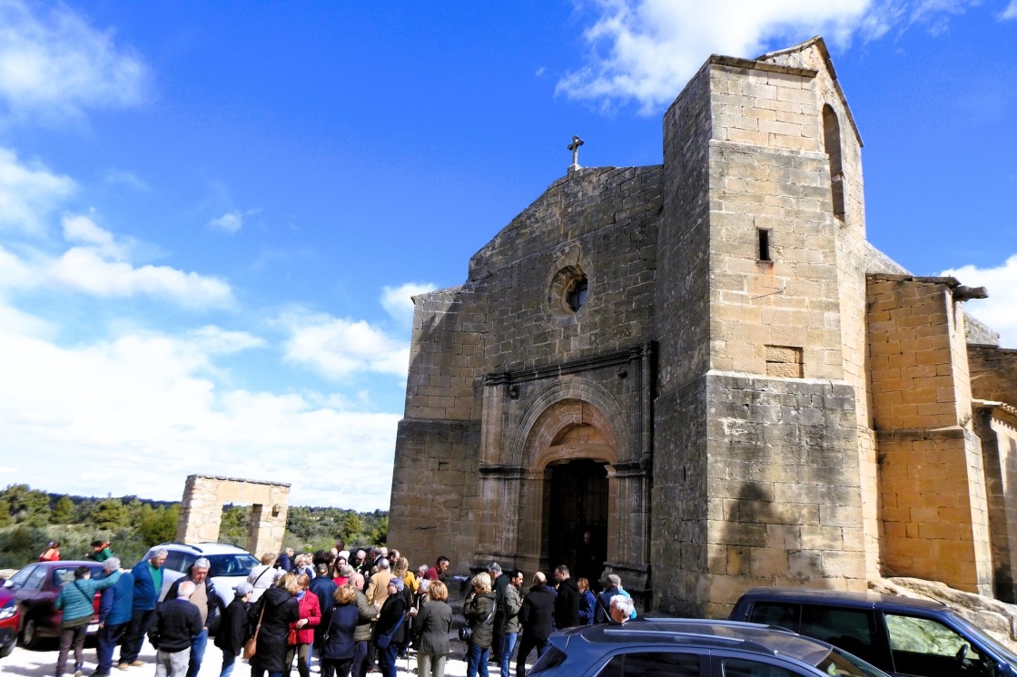 La ermita de la Misericordia de Cretas estrena un nuevo suelo de losas de piedra