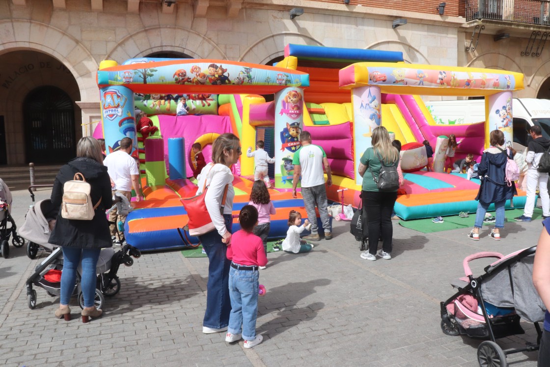 La fiesta del Día Mundial del Autismo sale a la calle y viste de color azul la fuente del Torico