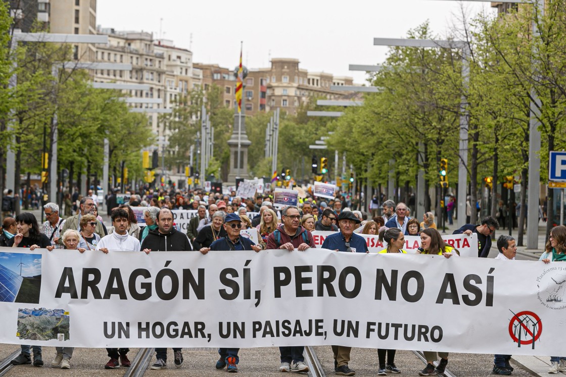 Centenares de personas se manifiestan en Zaragoza para reclamar otro modelo de energías renovables