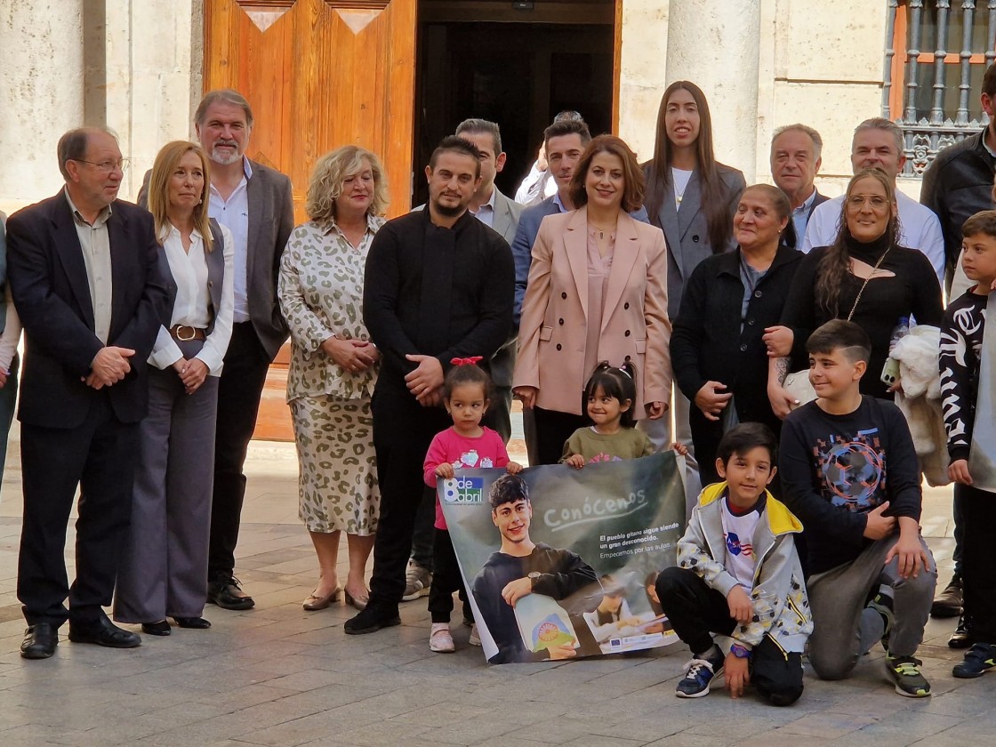 La corporación municipal de Teruel celebra el Día Internacional del Pueblo Gitano