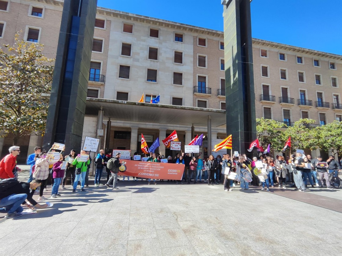 Entregan 400 firmas en el IASS en Zaragoza para pedir mejores condiciones laborales para los educadores sociales en centros de menores