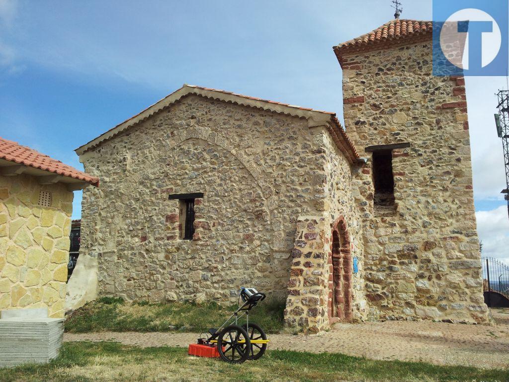 El georradar detecta cimentaciones ocultas en la ermita de Santa Bárbara de Bronchales