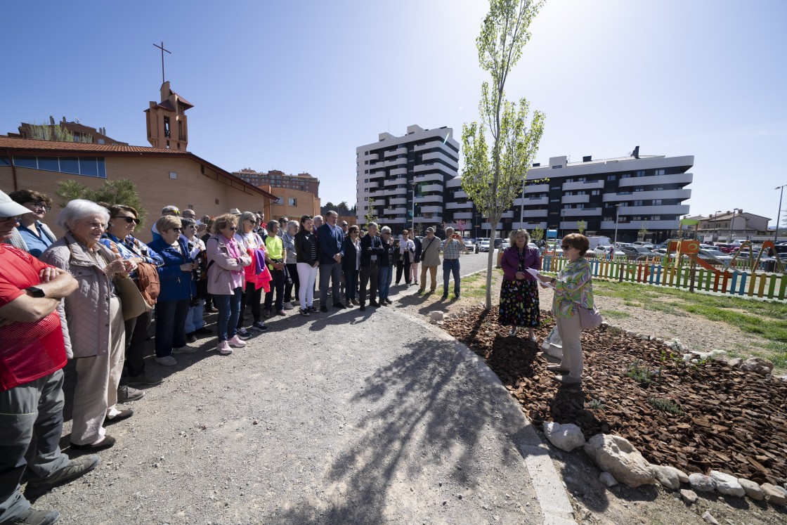 Una placa recuerda a Emerenciana Pastor junto a árboles que ella plantó