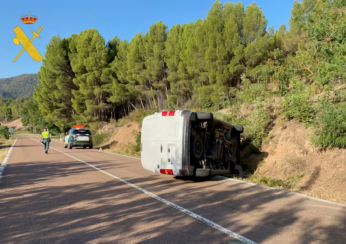 La Guardia Civil de Teruel investiga al conductor de un vehículo que sufrió un sinestro vial cuando circulaba bajo la influencia de bebidas alcohólicas y de drogas en Torrevelilla