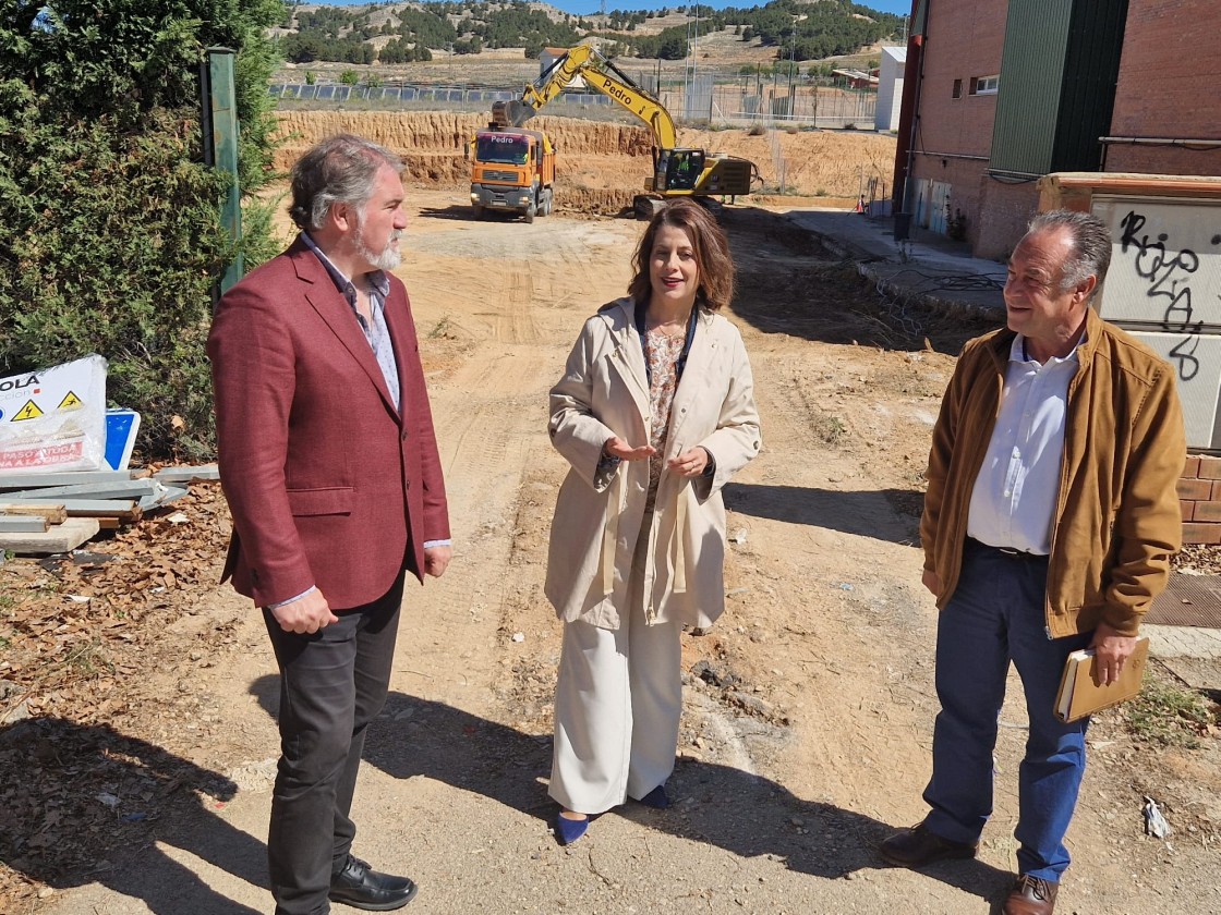 La empresa adjudicataria inicia las obras de construcción de la piscina climatizada de Los Planos, en Teruel