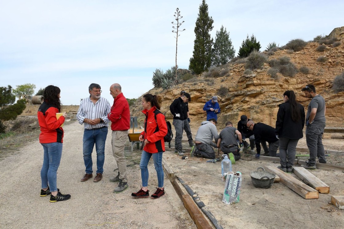 El programa 'Alcañiz, mantenimiento de edificios' mejora y limpia el Cabezo del Cuervo y sus accesos