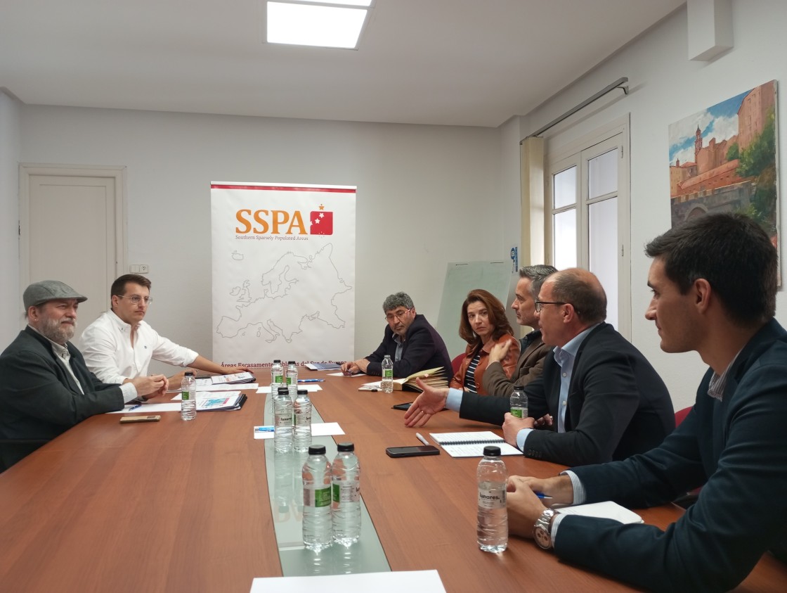 La SSPA explica al diputado de Sumar por CHA, Jorge Pueyo, sus propuestas para mejorar las bonificaciones del 20%