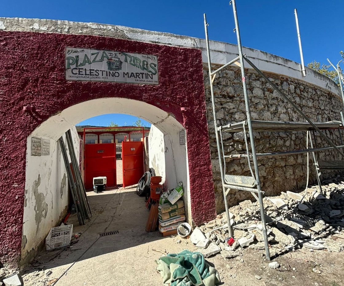 Los trabajos de rehabilitación de la plaza de toros de Escucha ya están en marcha