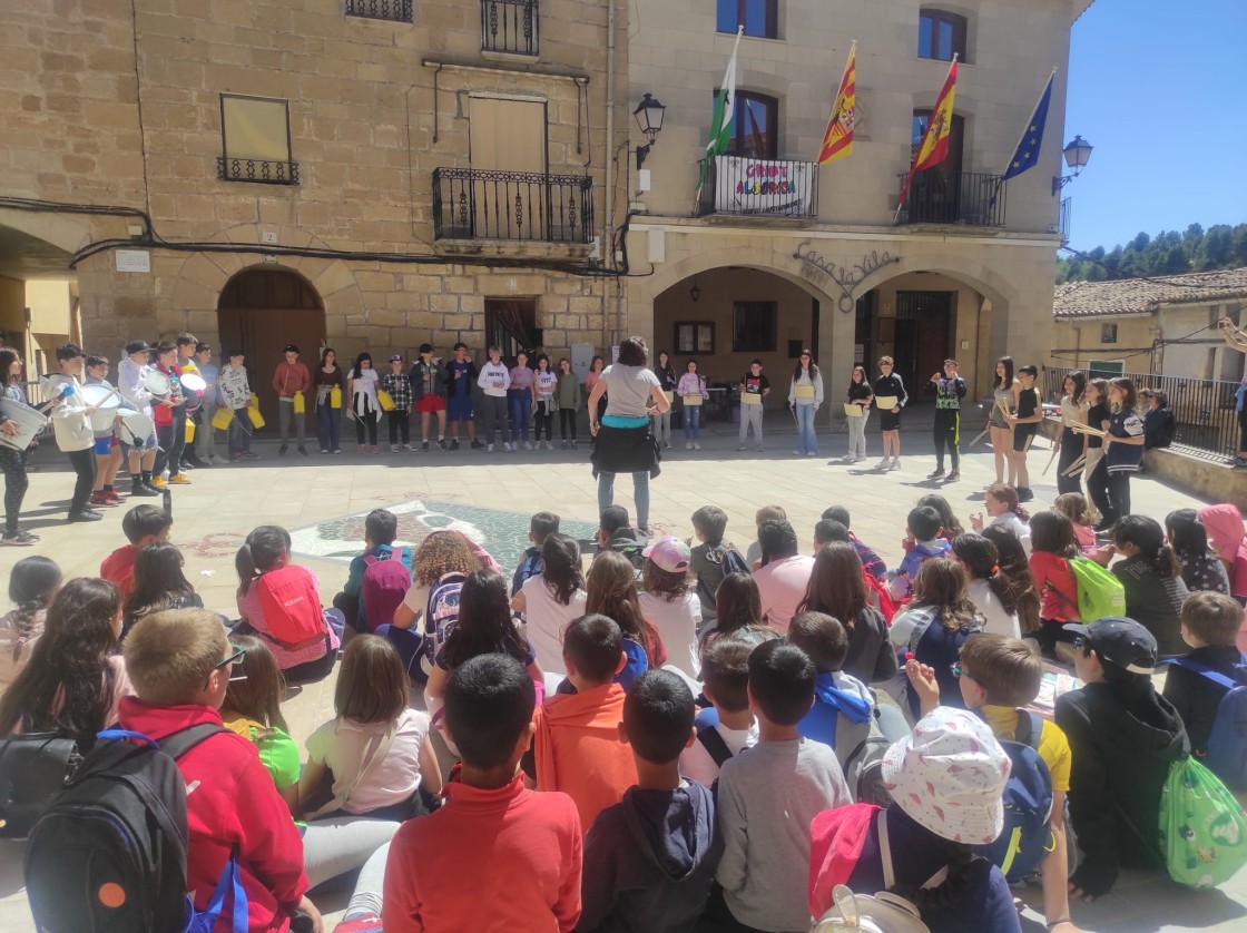 Mercadillo solidario en Valdeltormo a cargo del alumnado del Criet