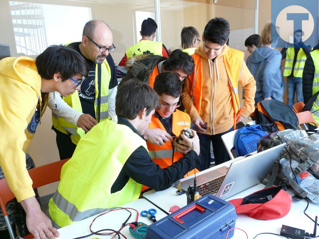 Minisatélites del tamaño de una lata de refresco miden su tecnología en el Aeropuerto de Teruel