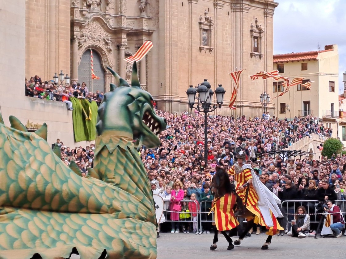 San Jorge derrota al Dragón en Alcañiz para imponer el bien sobre el mal en una abarrotada plaza de España