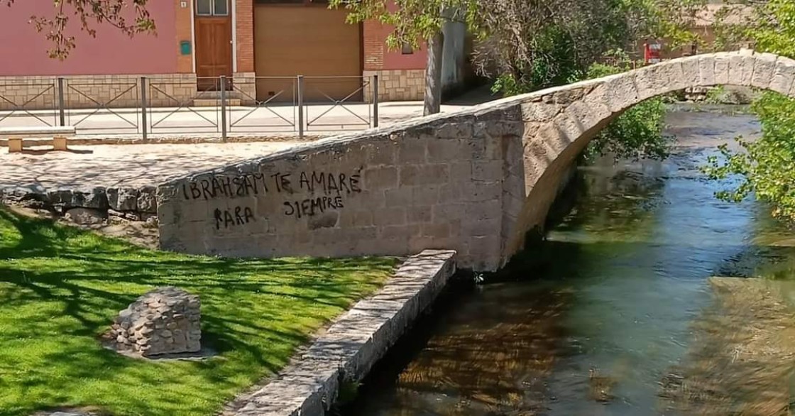 El Ayuntamiento de Calamocha denuncia ante la Guardia Civil las pintadas aparecidas en el puente romano