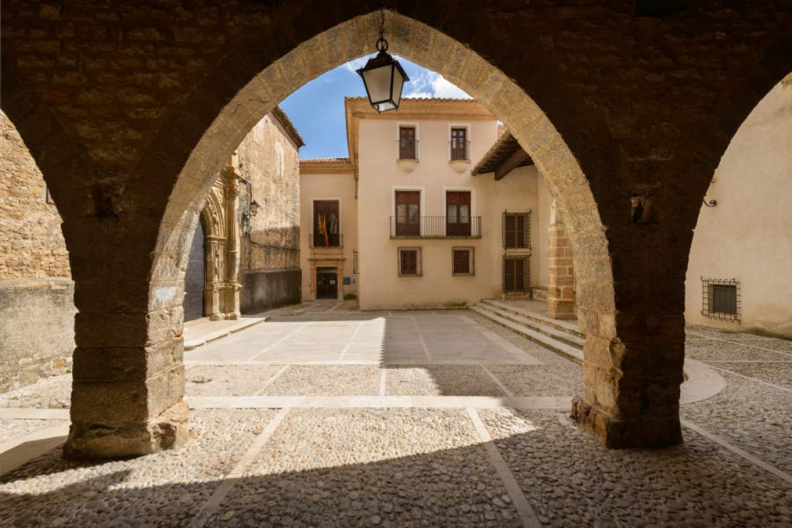 El Ayuntamiento de La Iglesuela del Cid critica que el Gobierno de Aragón no les informe sobre el futuro de la hospedería