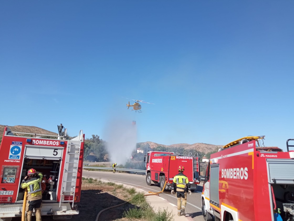 El incendio de Albalate del Arzobispo queda perimetrado tras quemar varias hectáreas de monte bajo