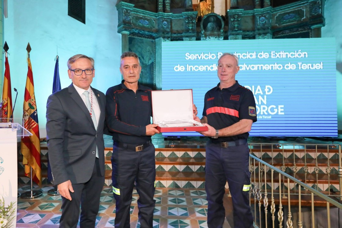 Homenaje a los Bomberos por el trabajo realizado en el derrumbe de San Francisco