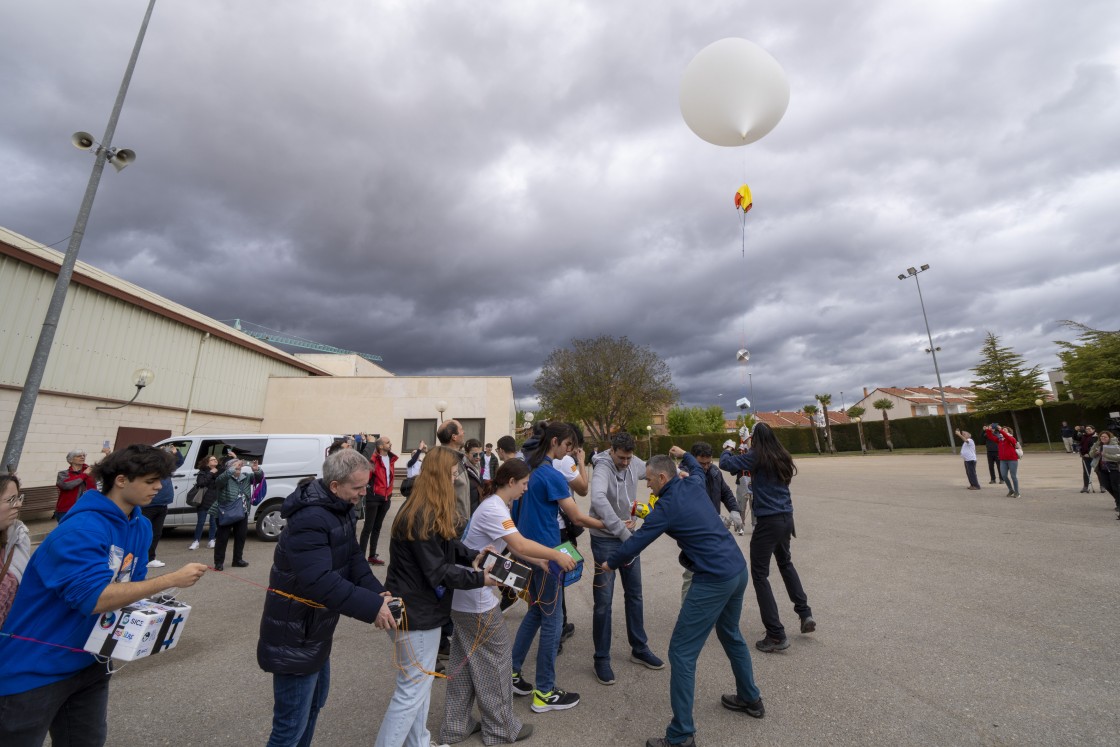 Dos grandes globos de helio buscan en el cielo de Calamocha respuestas a multitud de cuestiones científicas