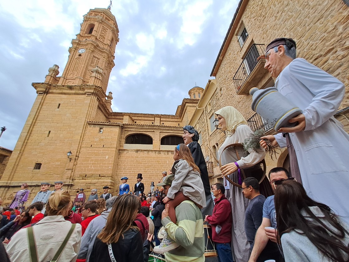 Dos centenares de personas disfrutan de  los gigantes y las dulzainas en Valdealgorfa