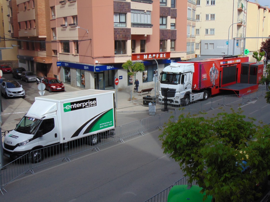 La caravana de la Vuelta Femenina llega a Teruel entre la resignación del comercio del Ensanche