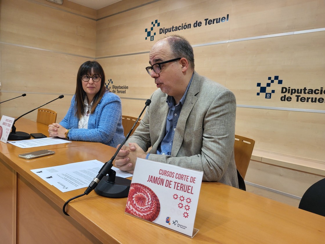 Consejo Regulador y Diputación de Teruel convocan nuevos cursos de corte de jamón para profesionales de hostelería