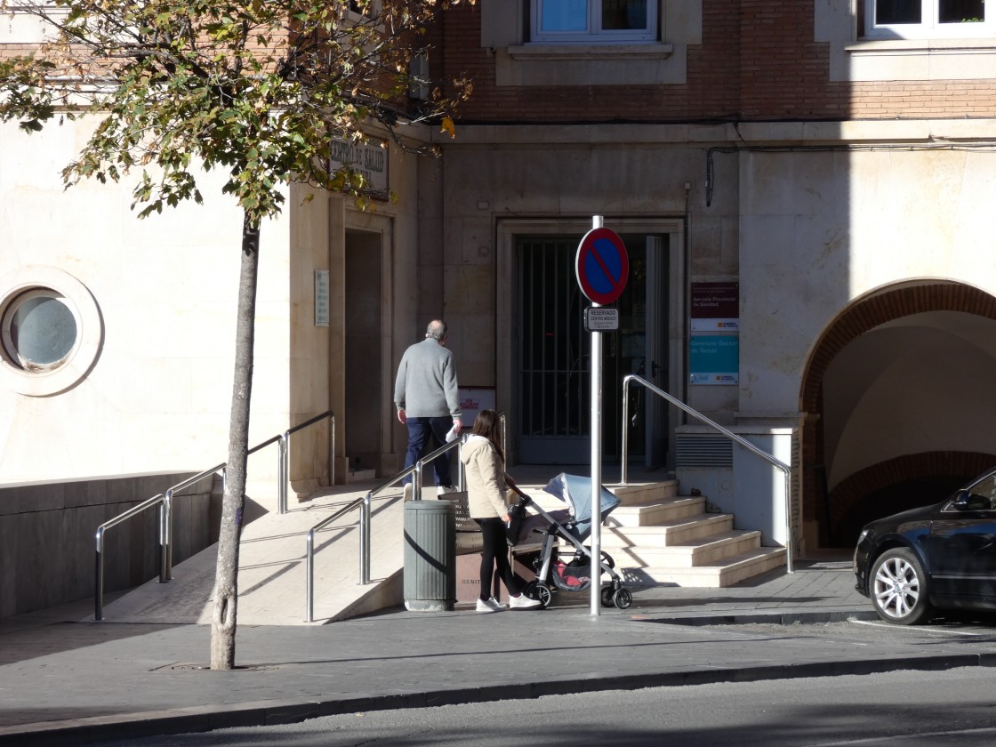 Los usuarios del centro de salud Teruel Centro se movilizan por la falta de pediatras