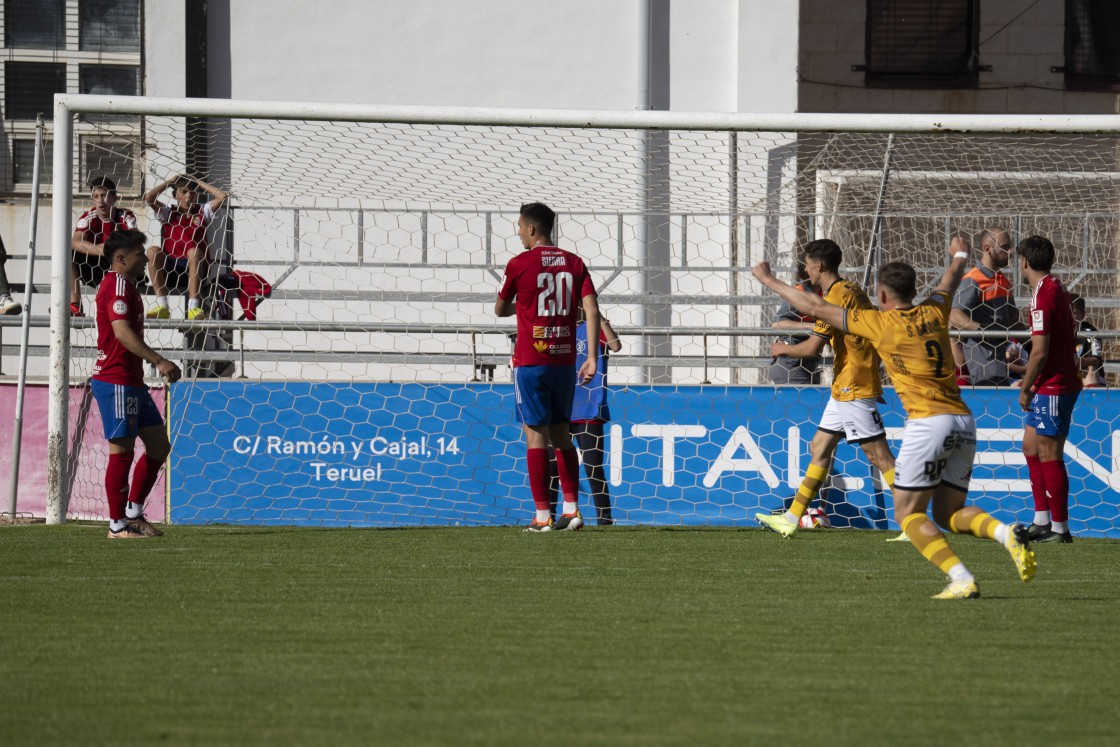 El CD Teruel cae ante Unionistas y se complica la permanencia (1-2)