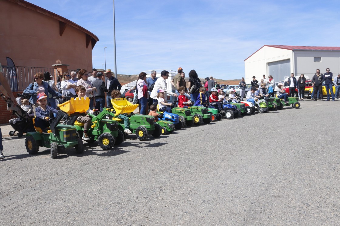 El desfile de tractores por las calles de Alfambra abre la VII Feria Agroganadera