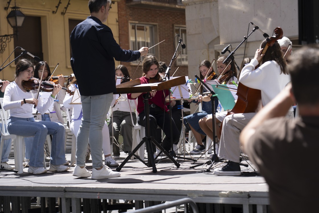 Los turolenses disfrutan de un entrañable concierto del Conservatorio en el Torico