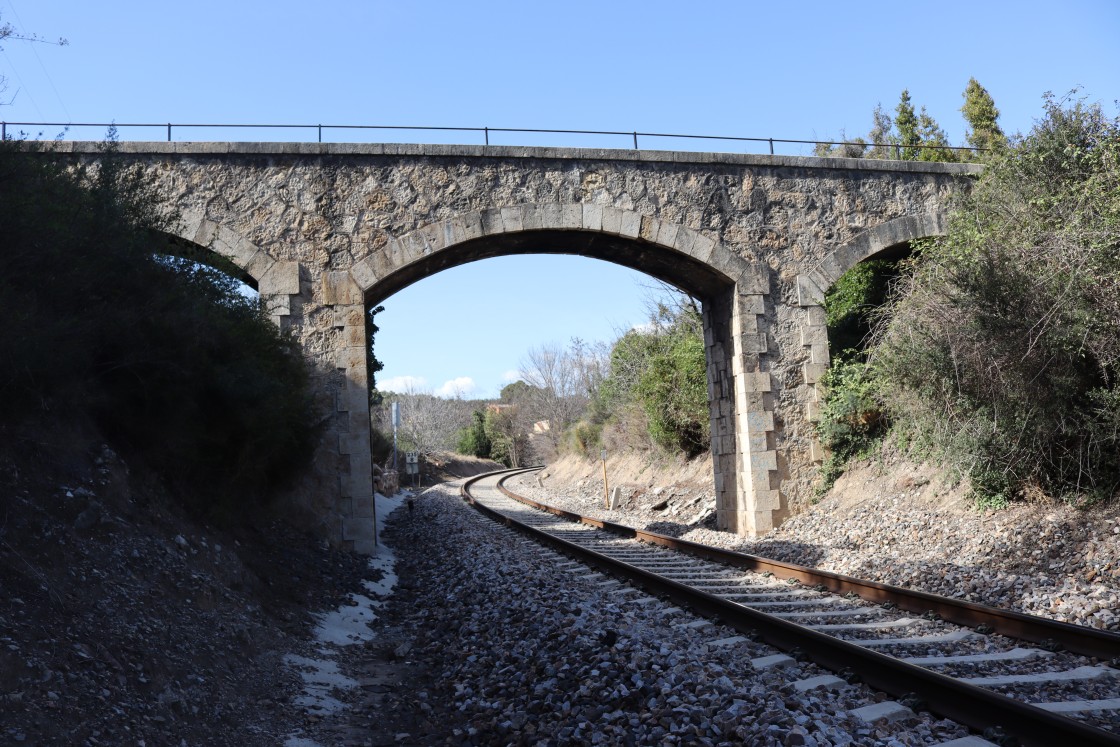 Adif licita actuaciones por otros seis millones de euros para la electrificación de la línea del tren