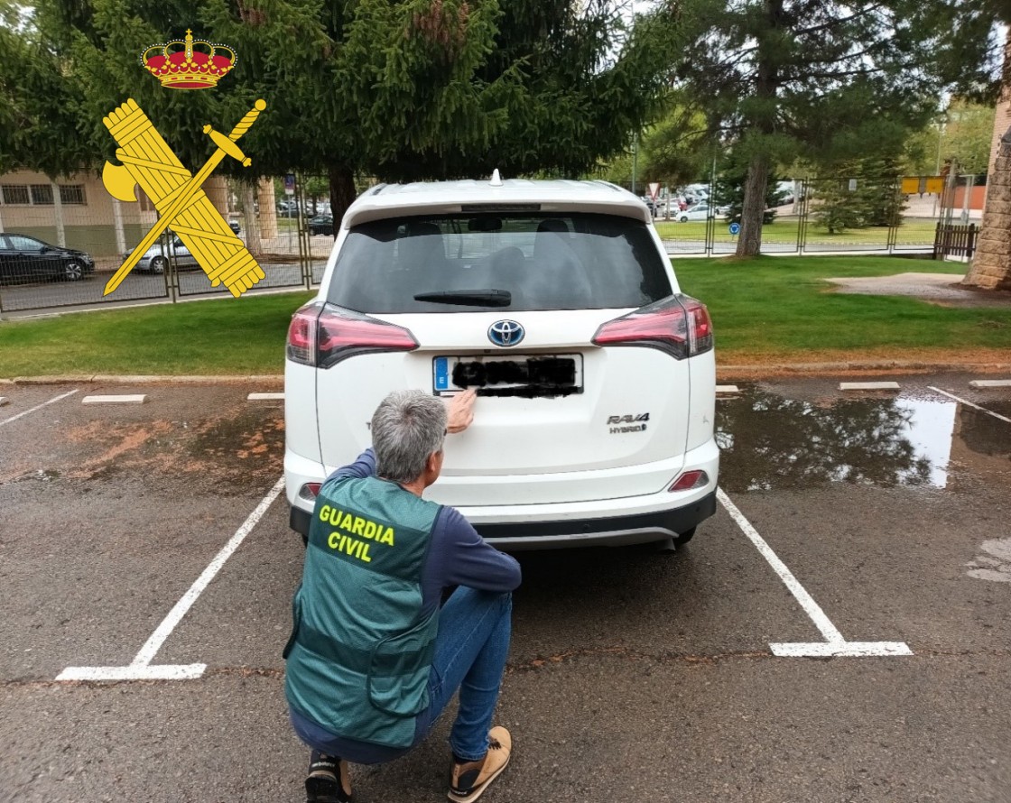 La Guardia Civil investiga a tres personas por alterar la placa de matrícula de un vehículo