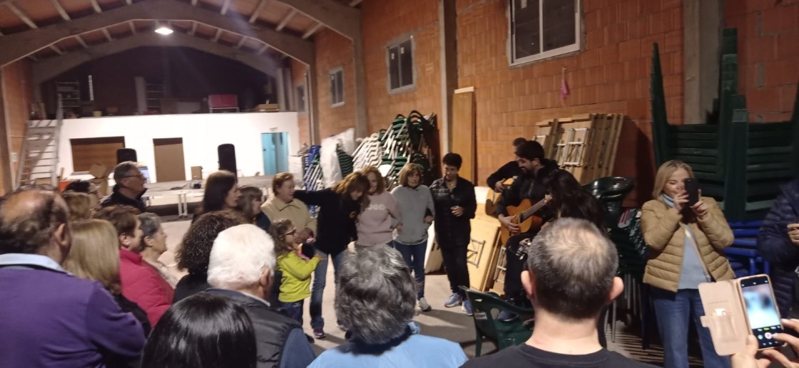 Los vecinos de El Cuervo recuperan la tradición de cantar los Mayos después de 63 años
