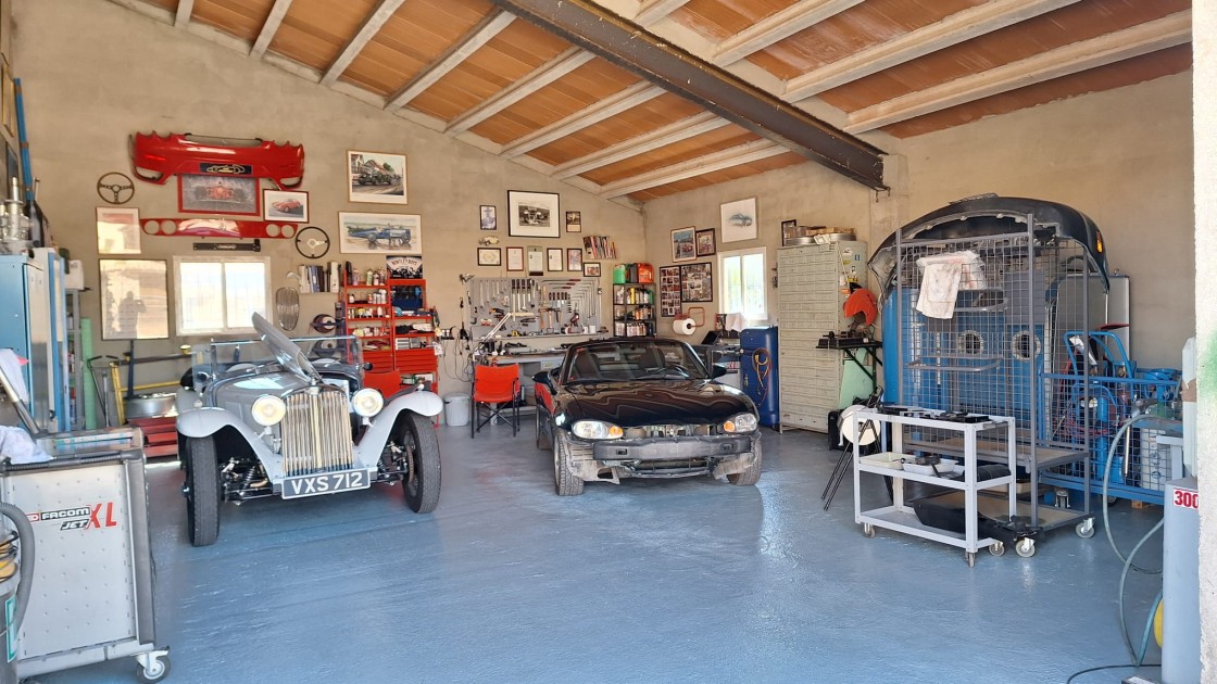 Los propietarios y aficionados a los coches clásicos Ferrari y Aston Martin giran la vista hacia Visiedo