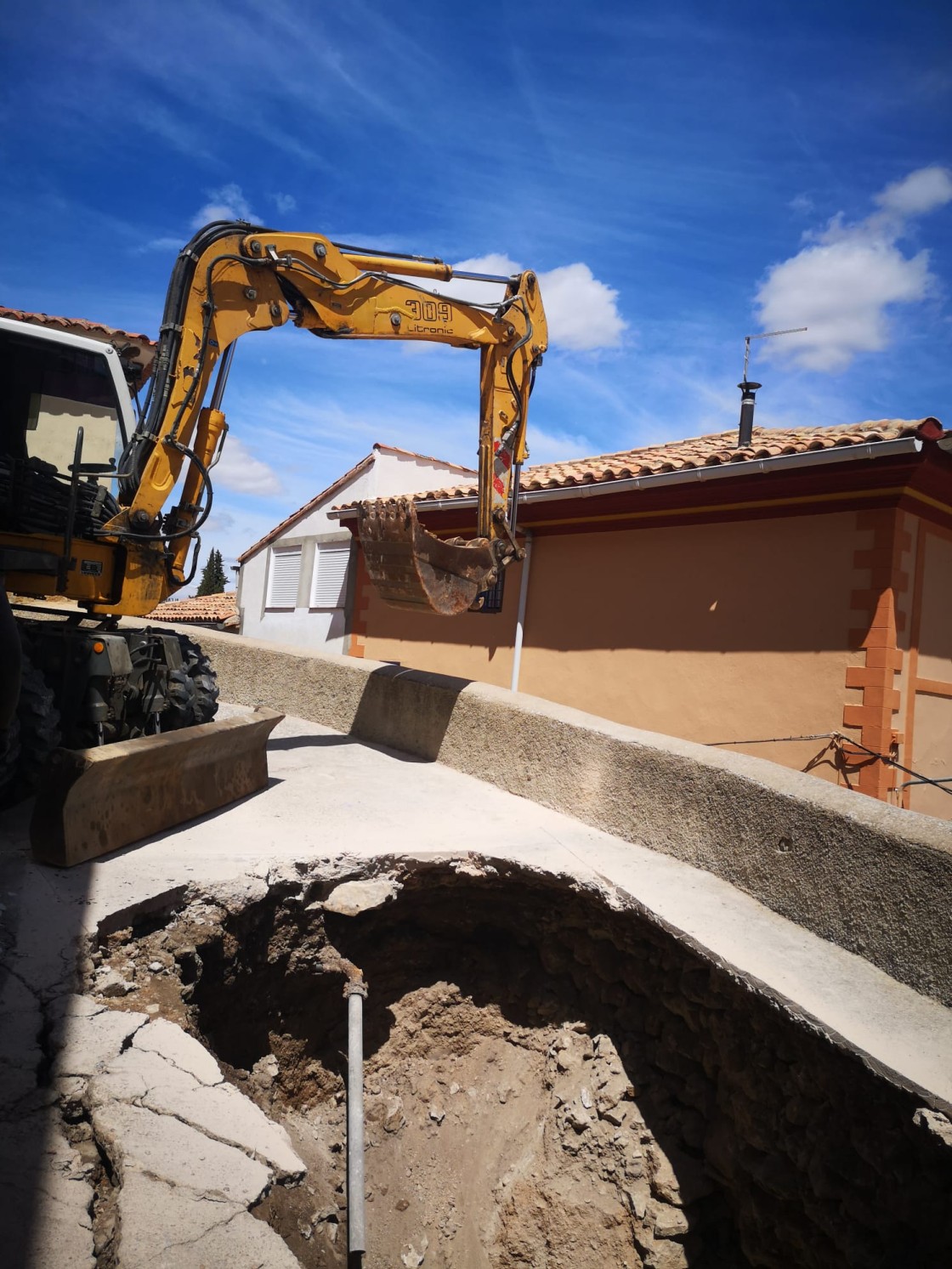 Alcaine ya ha iniciado los trabajos de reparación del socavón de la calle San Miguel