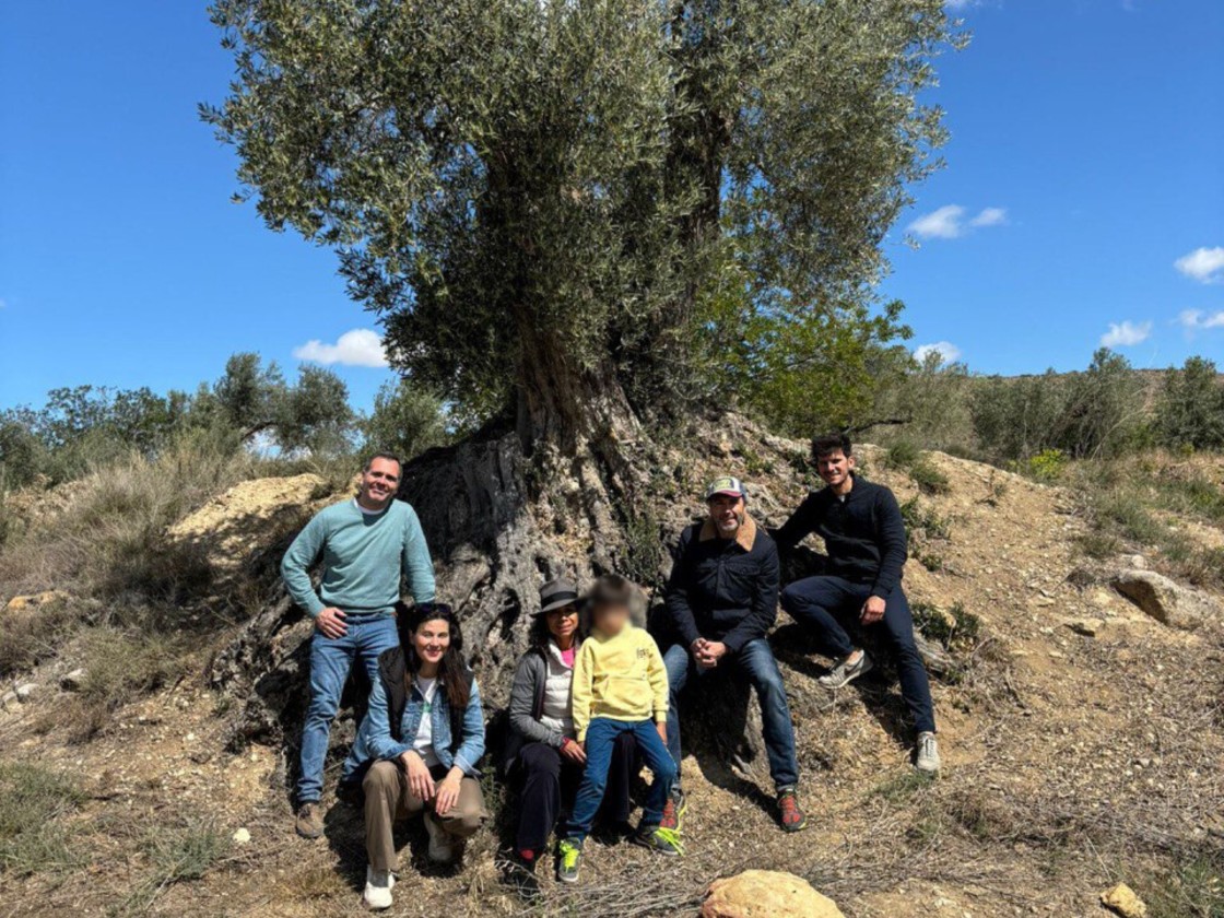 La embajadora de EEUU en España visita el olivar recuperado en Oliete