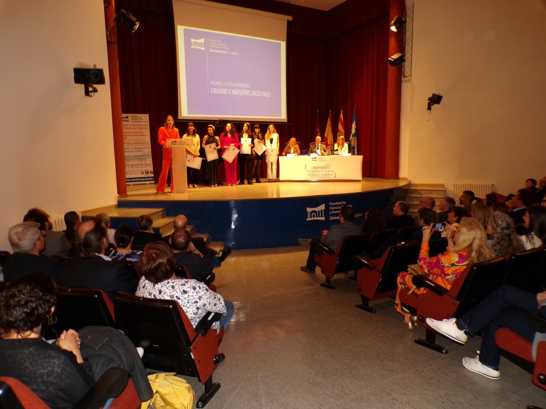 Siete mujeres copan los galardones extraordinarios en todas las titulaciones