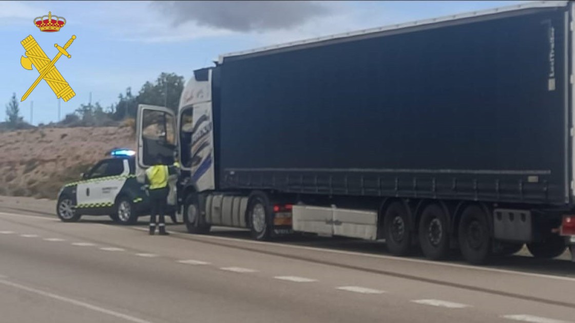 La Guardia Civil investiga a dos camioneros que conducían cuadriplicando la tasa de alcohol permitida