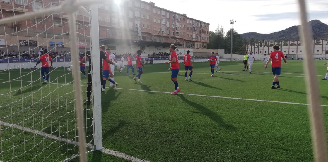 El Utrillas salva un empate ante el colista del grupo para cerrar el curso (1-1)