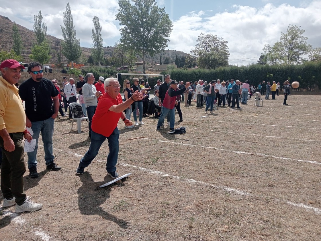La pasión por jugar a los birlos reúne en Nogueruelas a 250 aficionados a los juegos tradicionales