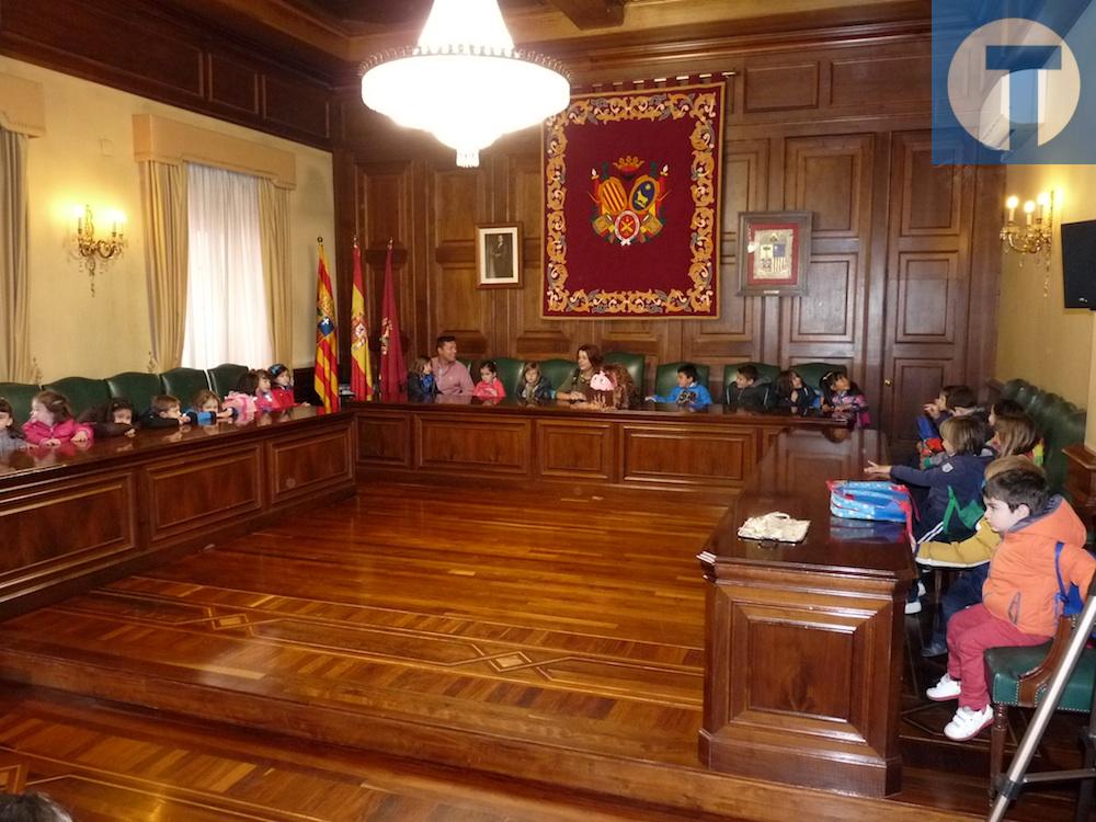 Los niños de las Terciarias presentan su nuevo cabezudo