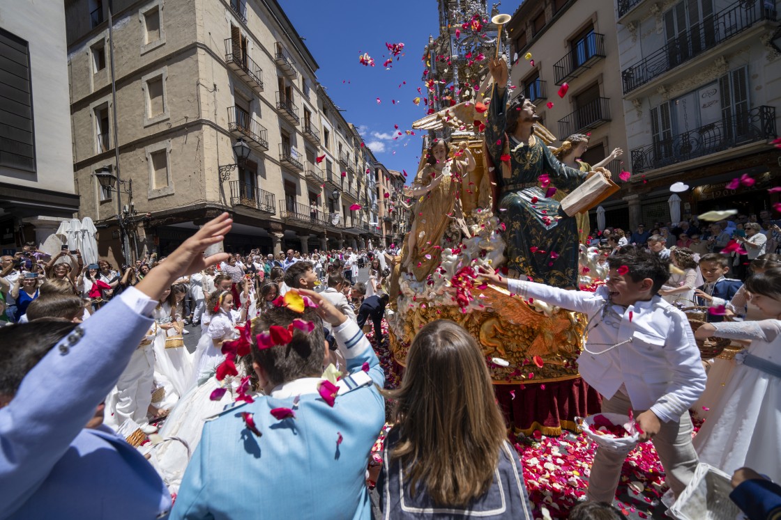 Satué invita a superar el individualismo en la celebración del Corpus Christi