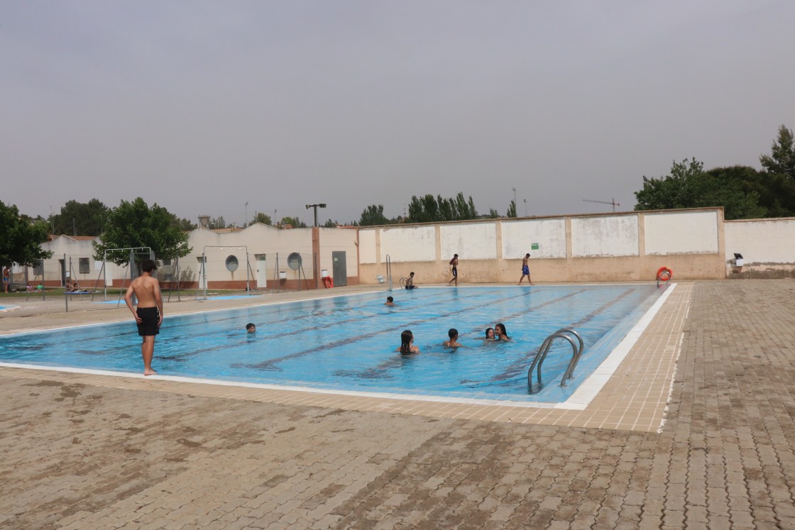 Abren las piscinas de San Fernando y San León en una jornada calurosa y ventosa