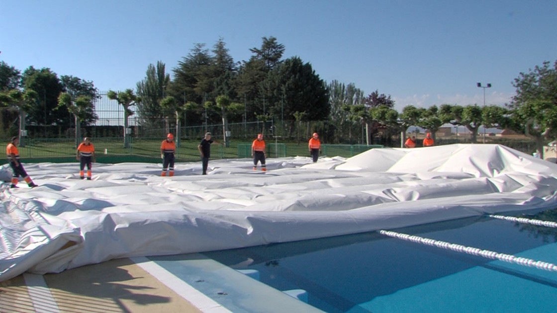 Retiran la cubierta presostática de la piscina de Calamocha para la campaña de baños de verano