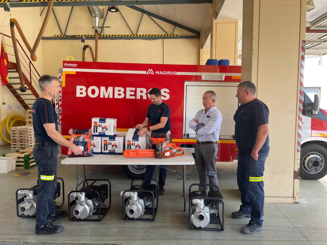 El Servicio de Bomberos de la DPT adquiere EPIs para trabajos con motosierra