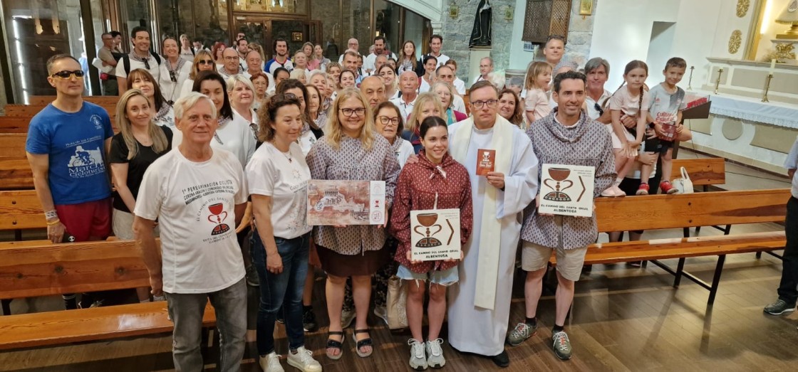 Peregrinos de la Falla Convento Jerusalén andan un tramo del Camino del Santo Grial