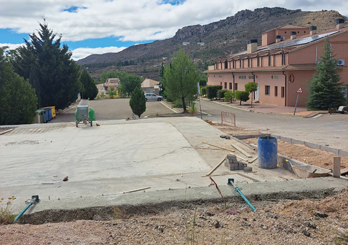 Estercuel construye una pista de pádel junto a la piscina y el hotel municipal