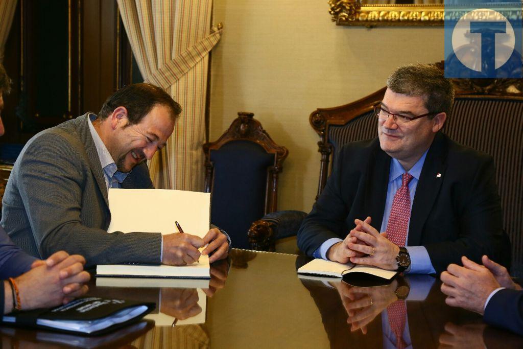 El alcalde de Bilbao traslada a Millán su apoyo a la conexión ferroviaria con Valencia por Teruel
