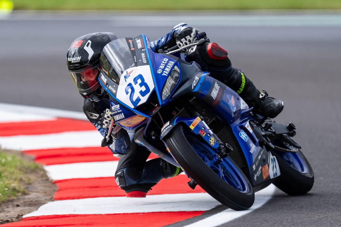Gonzalo Sánchez sabe sufrir frente a la lluvia de Donington