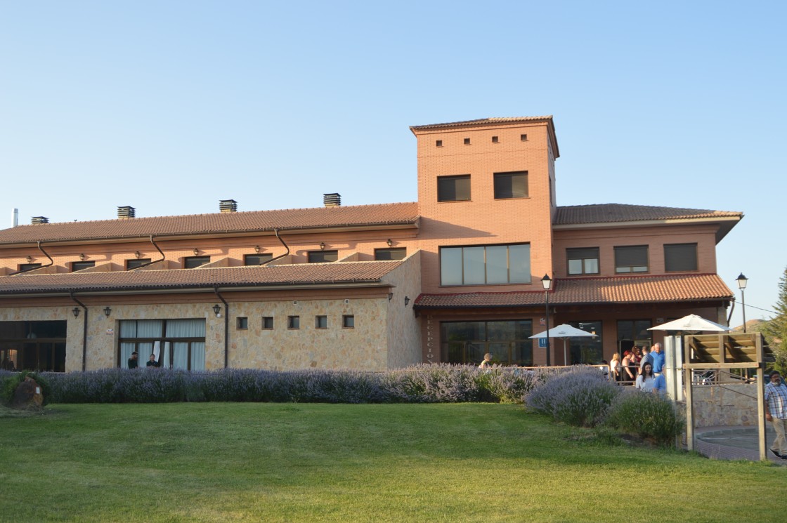 Estercuel vuelve a adjudicar la gestión del hotel con rebaja económica y temporal