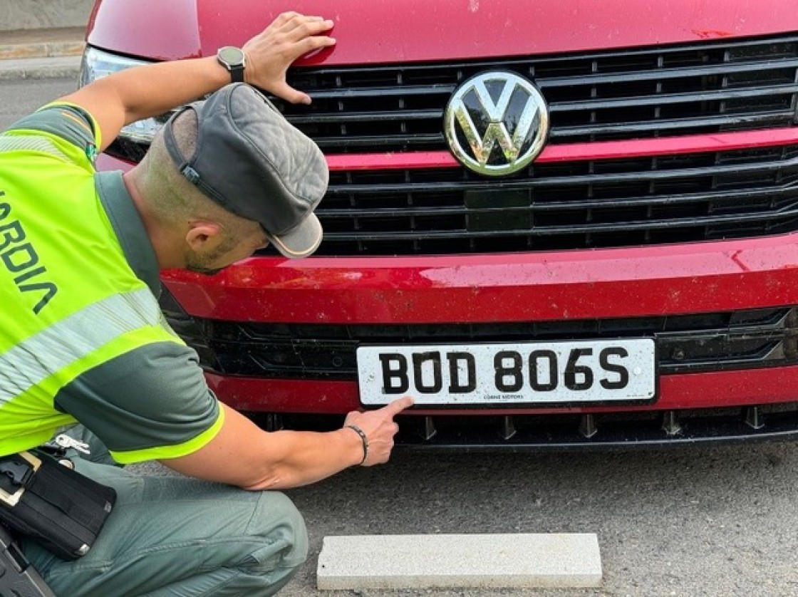 La Guardia Civil de Teruel investiga a un conductor del Reino Unido por alterar la matrícula de un vehículo