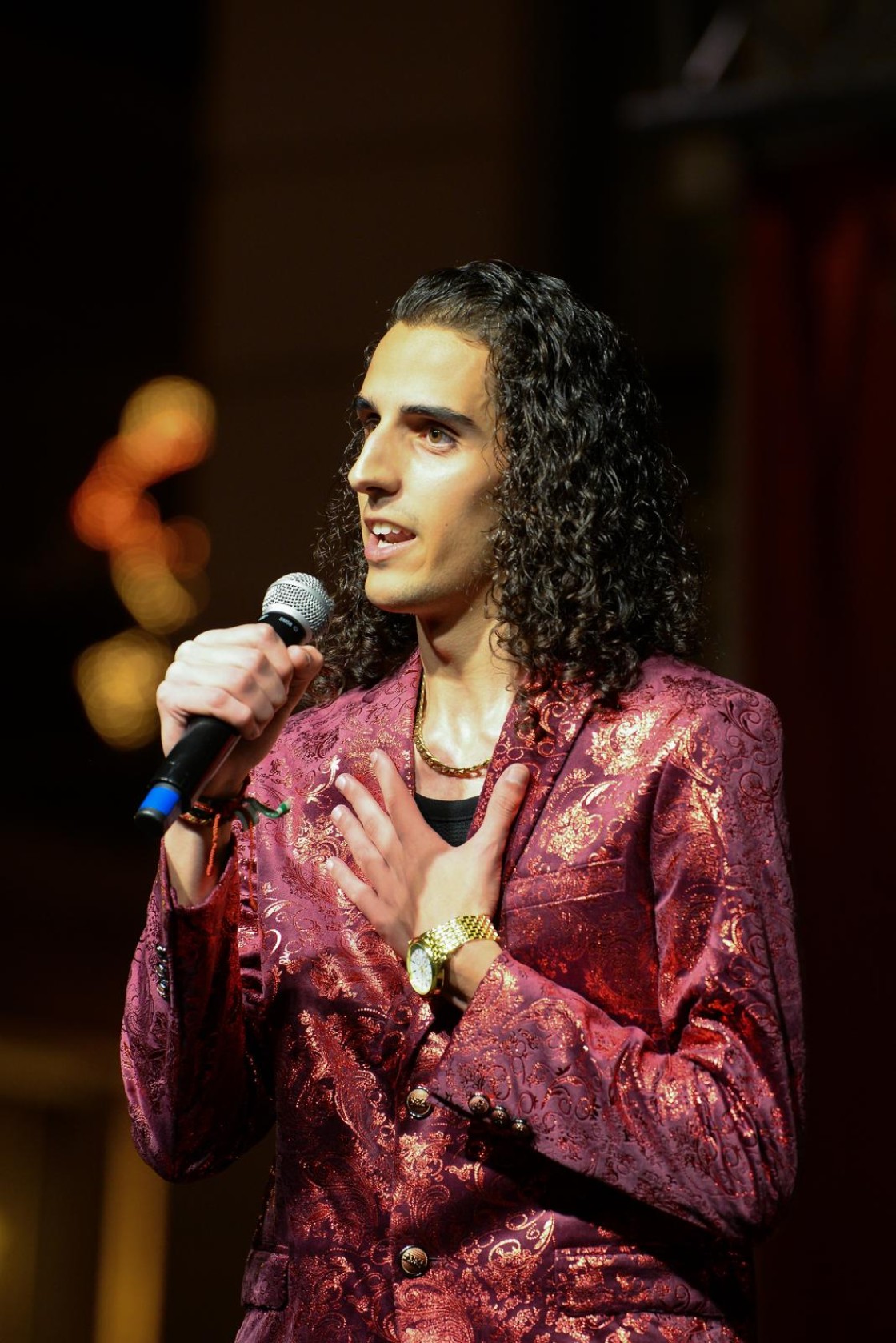 Vizcaíno Reyes, cantante que acaba de sacar su primer álbum, 'Identidad': “Grabar el videoclip de una canción del disco en la ciudad de Teruel es mi próximo objetivo”